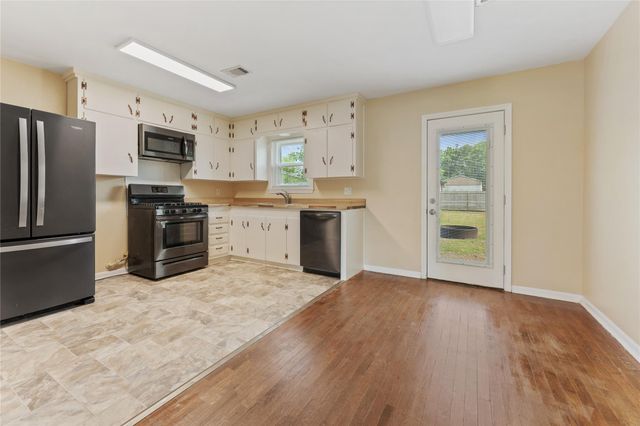 511 Jones Road, Highlands, TX 77562