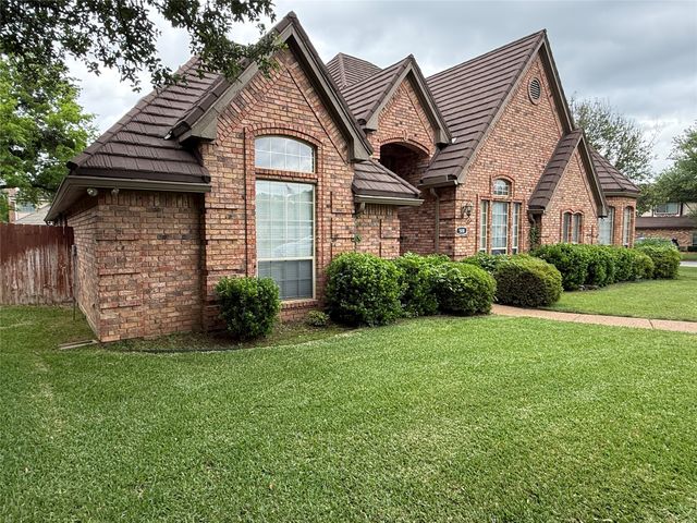 500 Evergreen Drive, Hurst, TX 76054