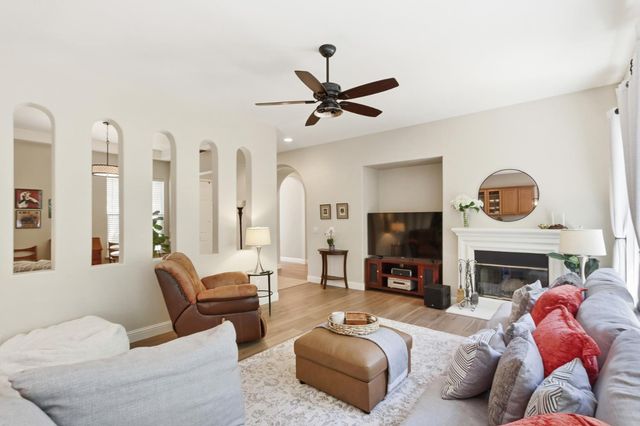 800 Morningside Dr, Folsom, CA 95630