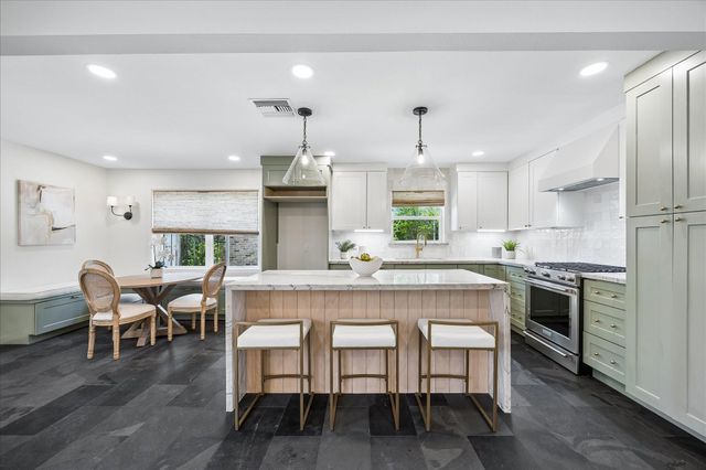 6735 Lindyann Lane, Houston, TX 77008
