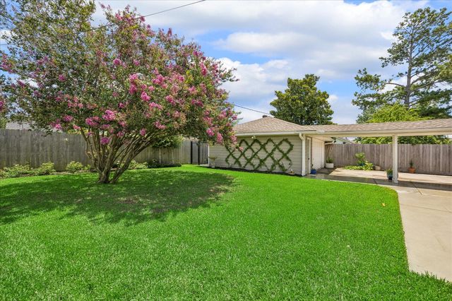 6735 Lindyann Lane, Houston, TX 77008