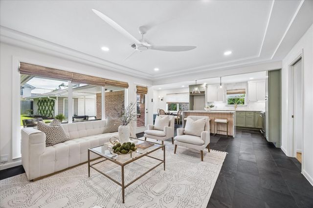 6735 Lindyann Lane, Houston, TX 77008