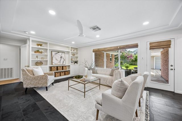 6735 Lindyann Lane, Houston, TX 77008