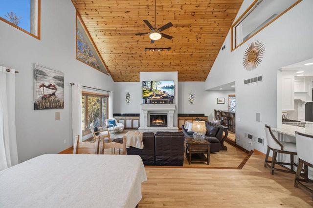 N4235 HILLSIDE Lane, Cambridge, WI 53523