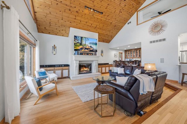 N4235 HILLSIDE Lane, Cambridge, WI 53523