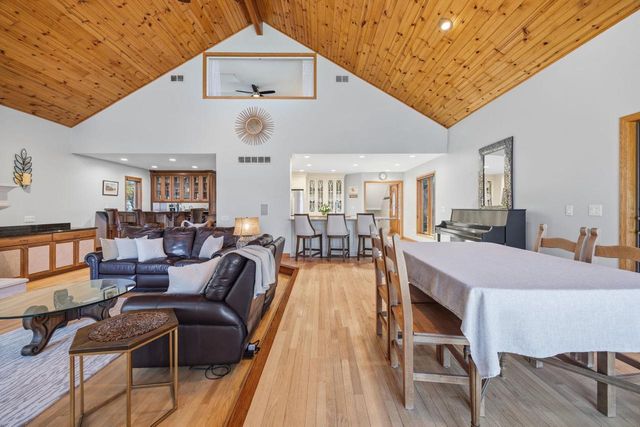 N4235 HILLSIDE Lane, Cambridge, WI 53523