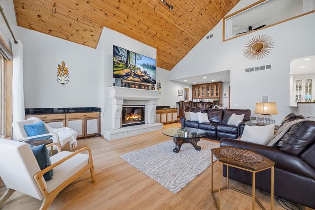 N4235 HILLSIDE Lane, Cambridge, WI 53523