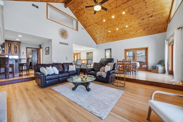 N4235 HILLSIDE Lane, Cambridge, WI 53523