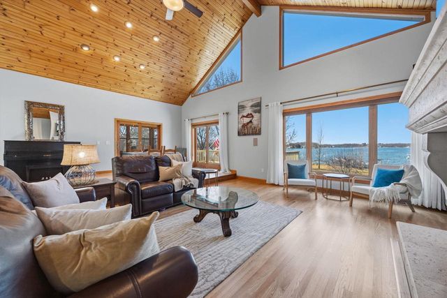 N4235 HILLSIDE Lane, Cambridge, WI 53523