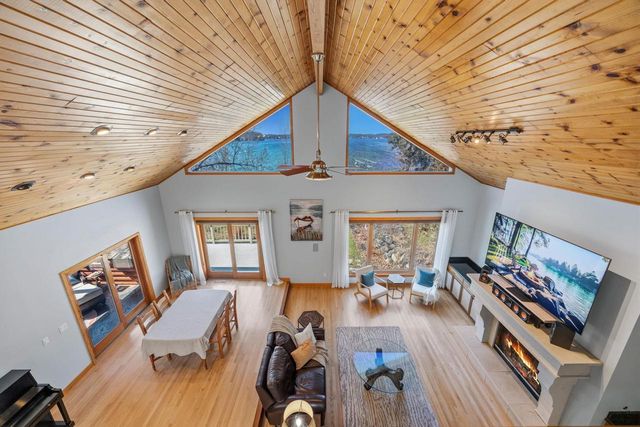 N4235 HILLSIDE Lane, Cambridge, WI 53523