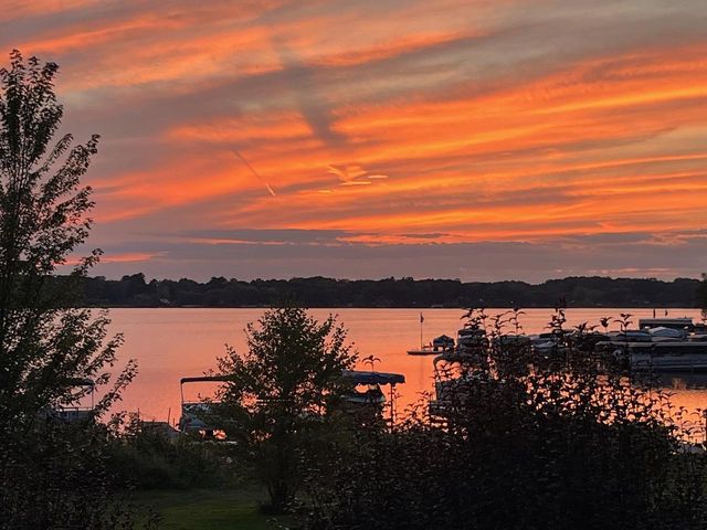 N4235 HILLSIDE Lane, Cambridge, WI 53523