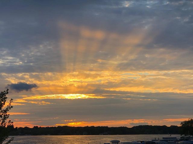 N4235 HILLSIDE Lane, Cambridge, WI 53523