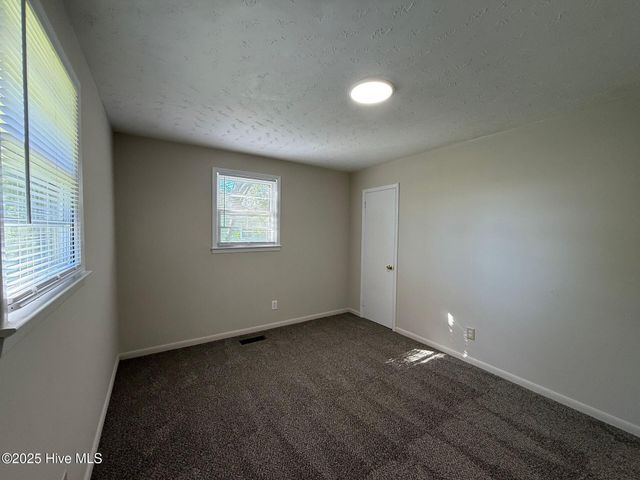 712 W Pineland Drive, Swansboro, NC 28584