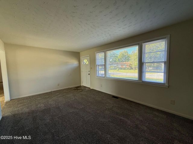 712 W Pineland Drive, Swansboro, NC 28584