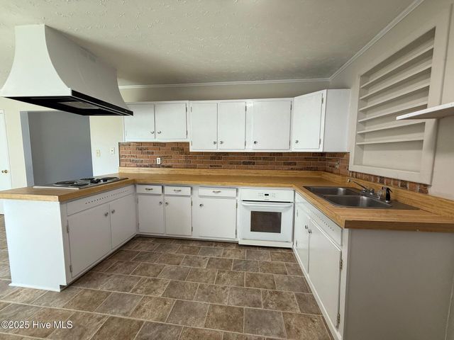 712 W Pineland Drive, Swansboro, NC 28584