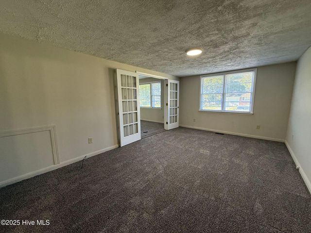 712 W Pineland Drive, Swansboro, NC 28584