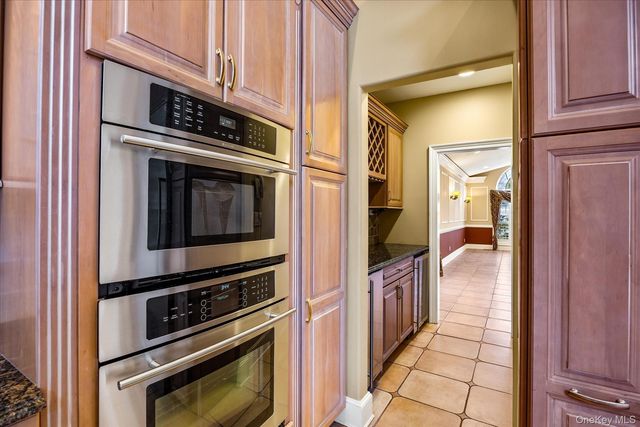 209 Windwatch Drive, Hauppauge, NY 11788