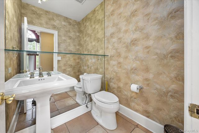 209 Windwatch Drive, Hauppauge, NY 11788