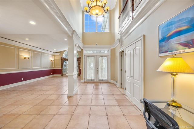 209 Windwatch Drive, Hauppauge, NY 11788