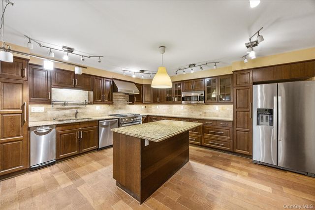 209 Windwatch Drive, Hauppauge, NY 11788