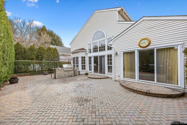 209 Windwatch Drive, Hauppauge, NY 11788