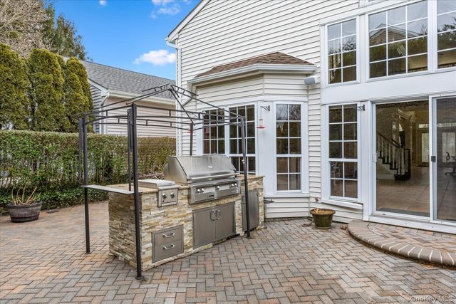 209 Windwatch Drive, Hauppauge, NY 11788