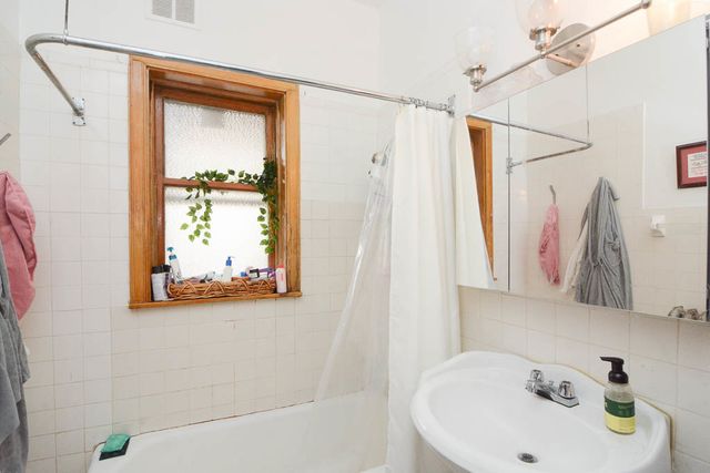 1400 W ROSEMONT Avenue 1, Chicago, IL 60660