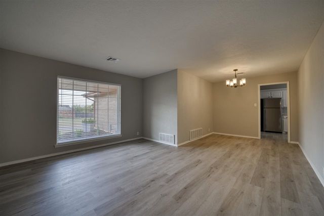 216 SW Crystal Hills Dr, Lawton, OK 73505