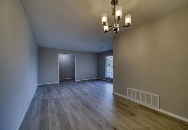 216 SW Crystal Hills Dr, Lawton, OK 73505