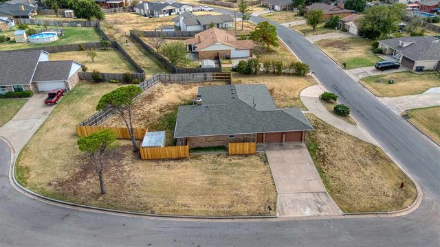 216 SW Crystal Hills Dr, Lawton, OK 73505