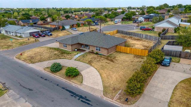 216 SW Crystal Hills Dr, Lawton, OK 73505