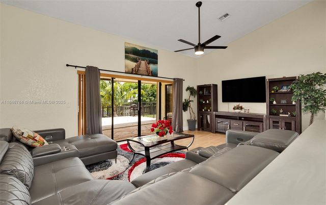 7921 NW 90th Ave, Tamarac, FL 33321