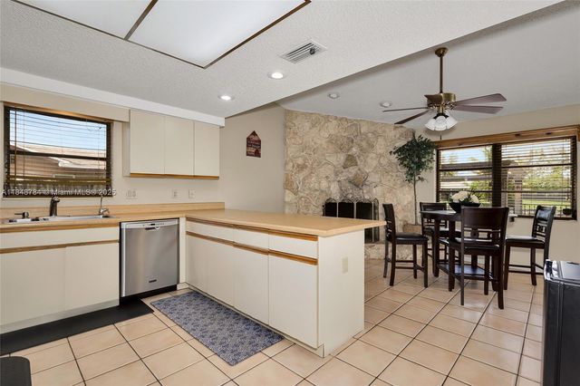 7921 NW 90th Ave, Tamarac, FL 33321