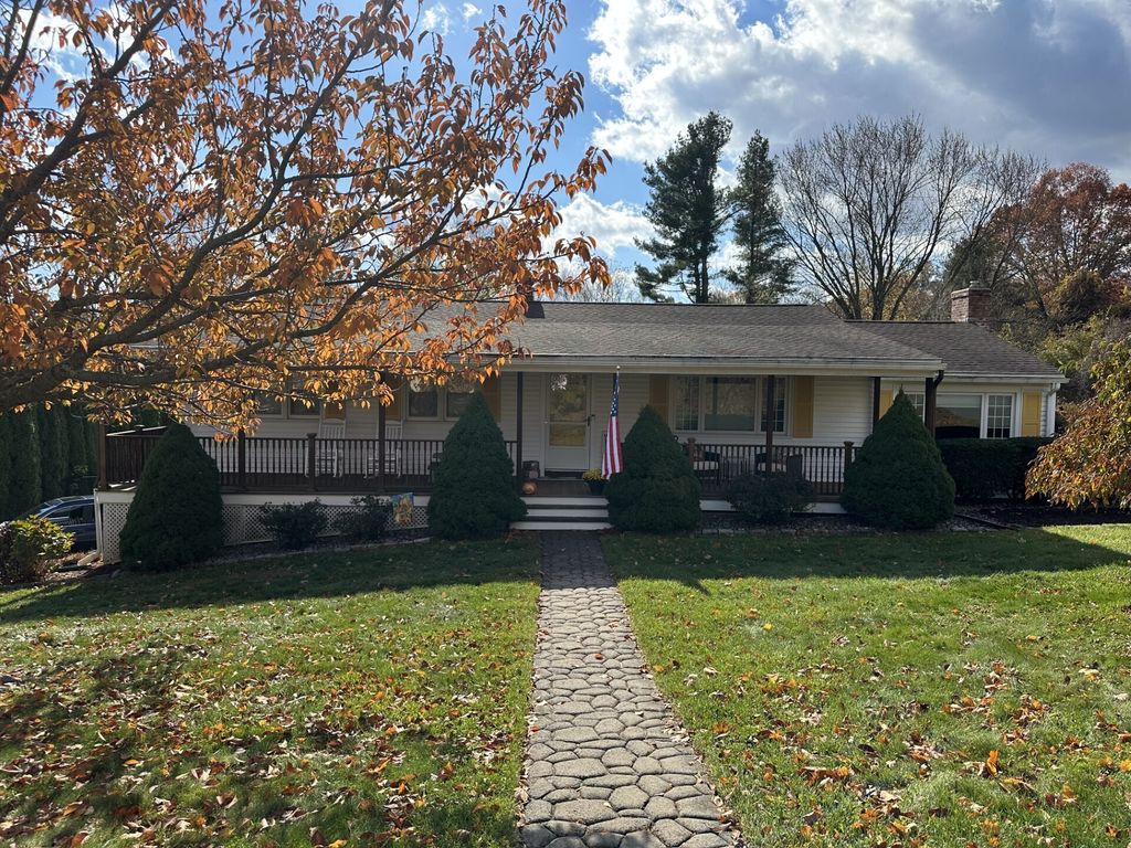 68 Apple Tree Lane, Wallingford, CT 06492