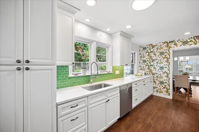 541 Dundee Road, Glencoe, IL 60022