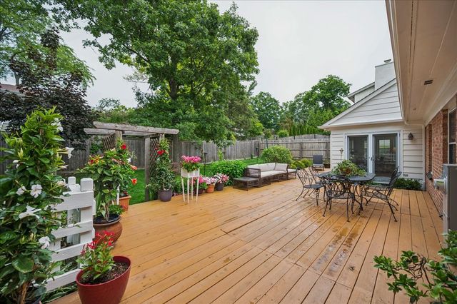 541 Dundee Road, Glencoe, IL 60022