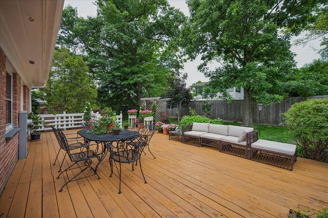 541 Dundee Road, Glencoe, IL 60022