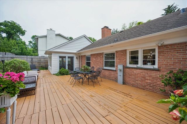 541 Dundee Road, Glencoe, IL 60022