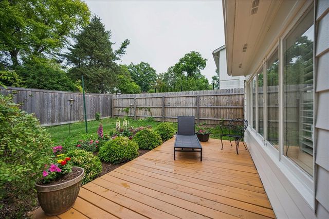 541 Dundee Road, Glencoe, IL 60022