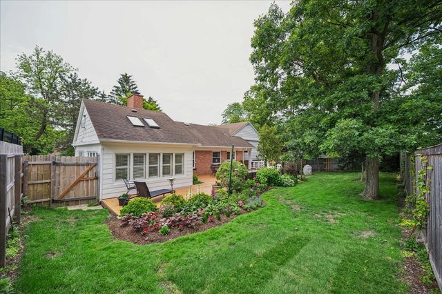 541 Dundee Road, Glencoe, IL 60022
