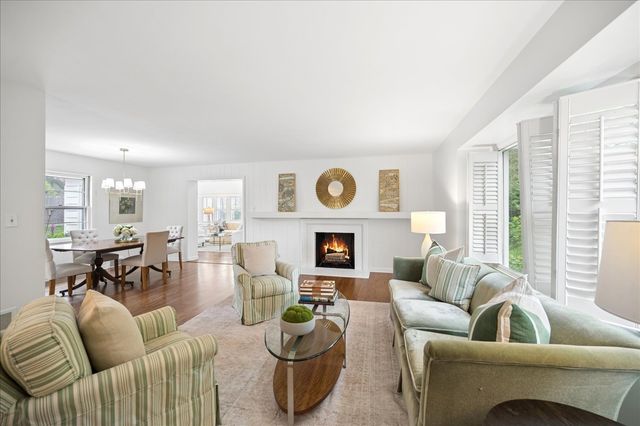 541 Dundee Road, Glencoe, IL 60022