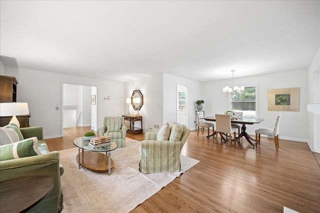 541 Dundee Road, Glencoe, IL 60022