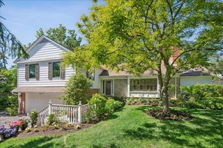 541 Dundee Road, Glencoe, IL 60022