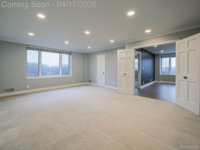 43000 12 Oaks Crescent Drive 5022, Novi, MI 48377