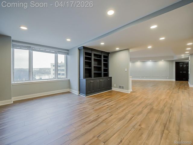43000 12 Oaks Crescent Drive 5022, Novi, MI 48377
