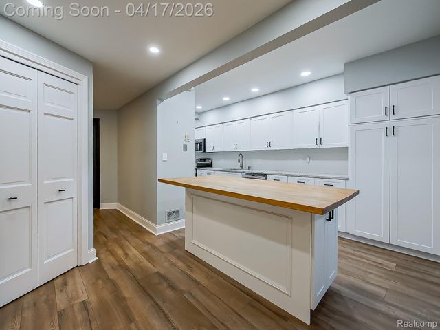 43000 12 Oaks Crescent Drive 5022, Novi, MI 48377