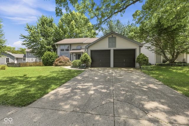 555 Hunters Trail, Greenwood, IN 46142