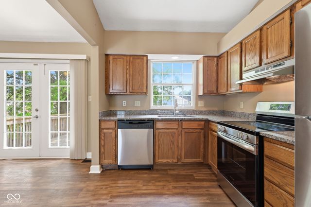 555 Hunters Trail, Greenwood, IN 46142