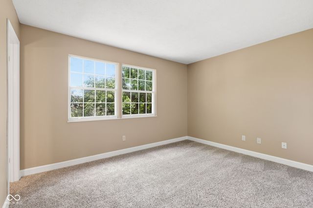 555 Hunters Trail, Greenwood, IN 46142