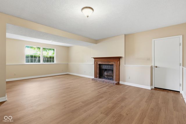 555 Hunters Trail, Greenwood, IN 46142
